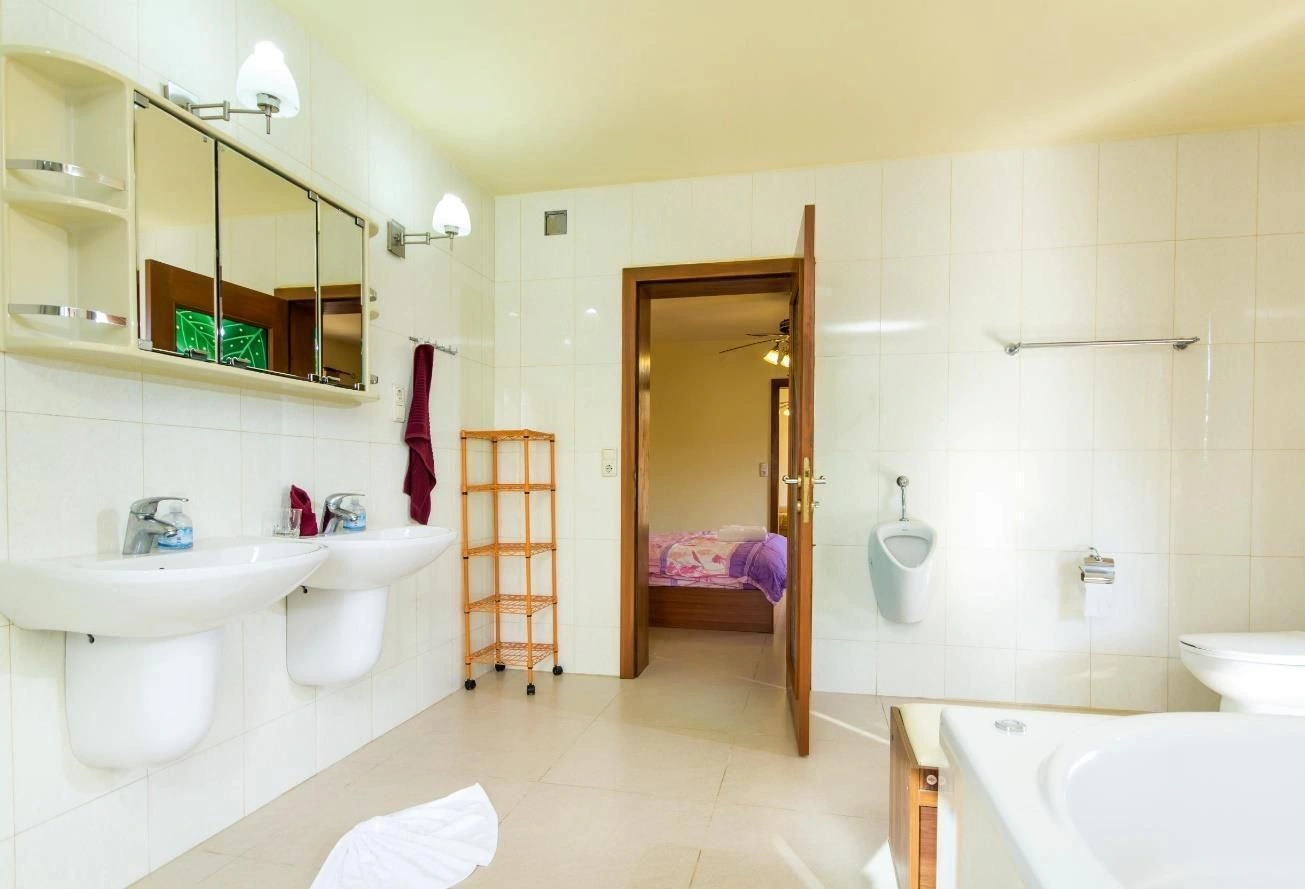 Beautiful villa with pool, guest house and bungalow