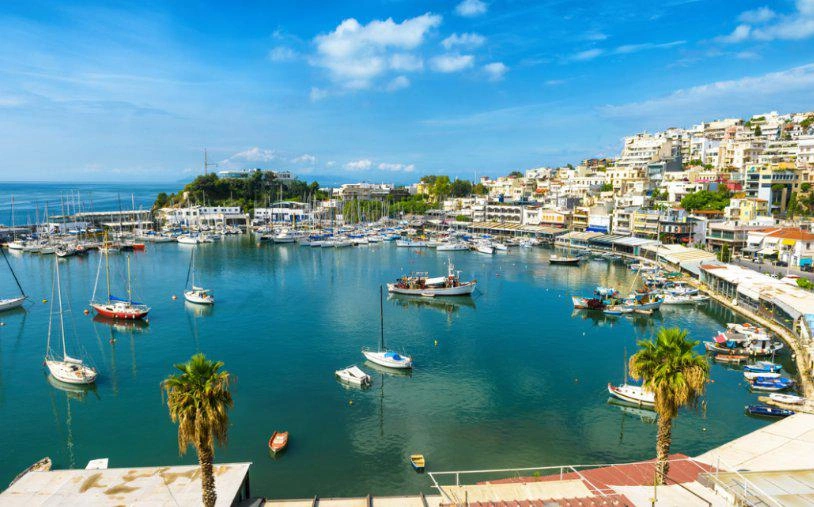 अटिका, ग्रीस के एक आधुनिक आवासीय परिसर में पेंटहाउस