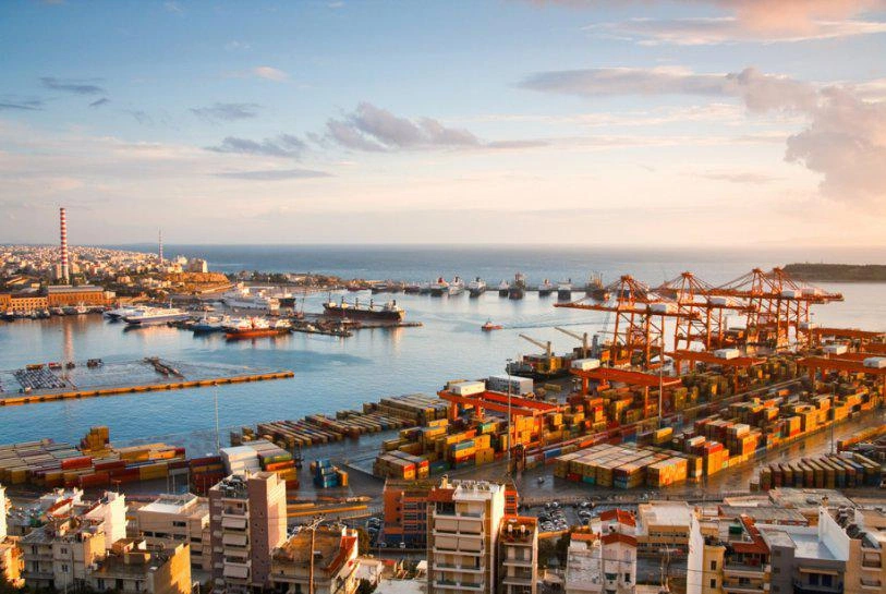 अटिका, ग्रीस के एक आधुनिक आवासीय परिसर में पेंटहाउस