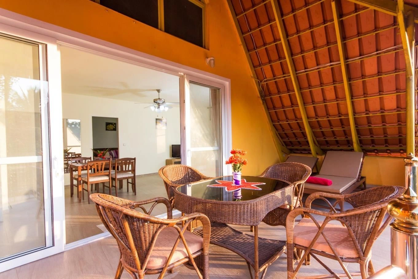 Beautiful villa with pool, guest house and bungalow