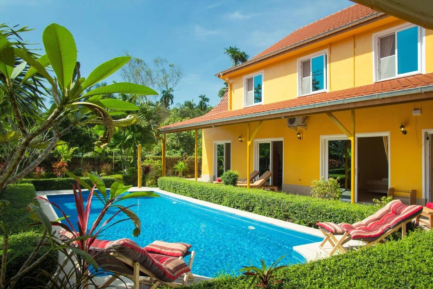 Beautiful villa with pool, guest house and bungalow