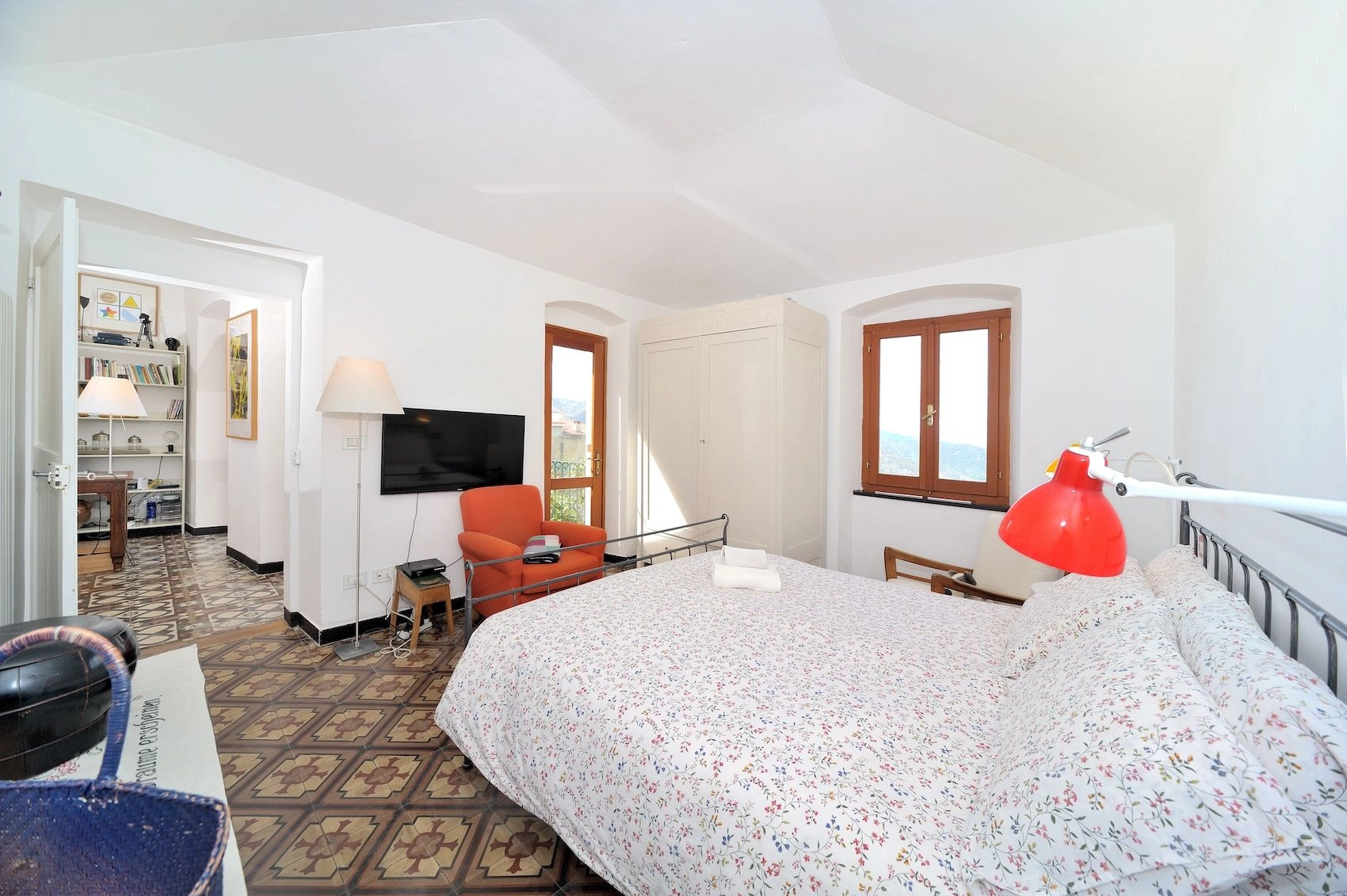 Magnificent three-story villa with sea view