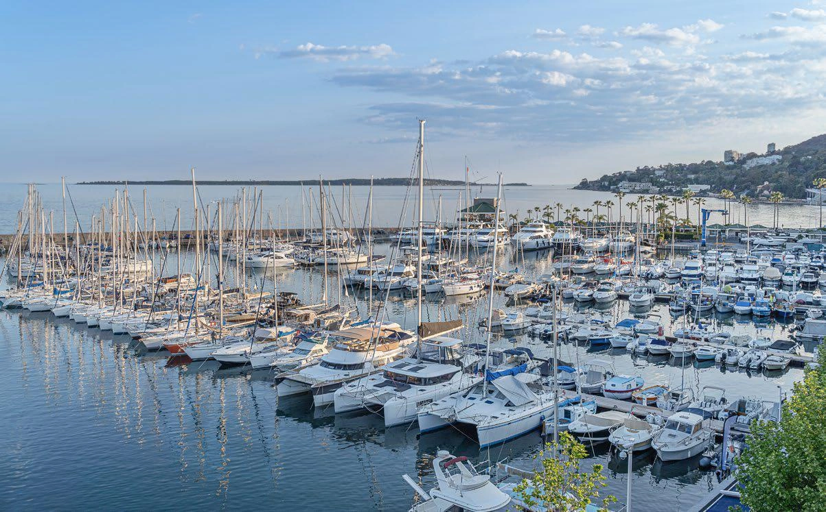 位于法国普罗旺斯-阿尔卑斯-蔚蓝海岸的现代住宅综合体公寓