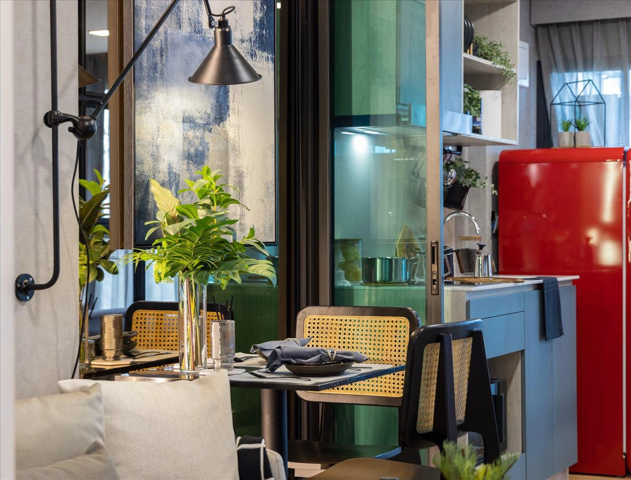 タイ・バンコクのモダンな住宅コンプレックス内のアパート