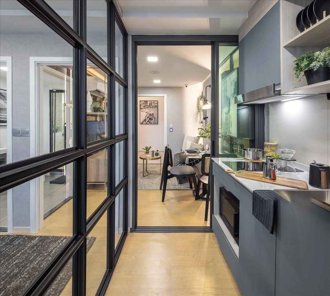 タイ・バンコクのモダンな住宅コンプレックス内のアパート