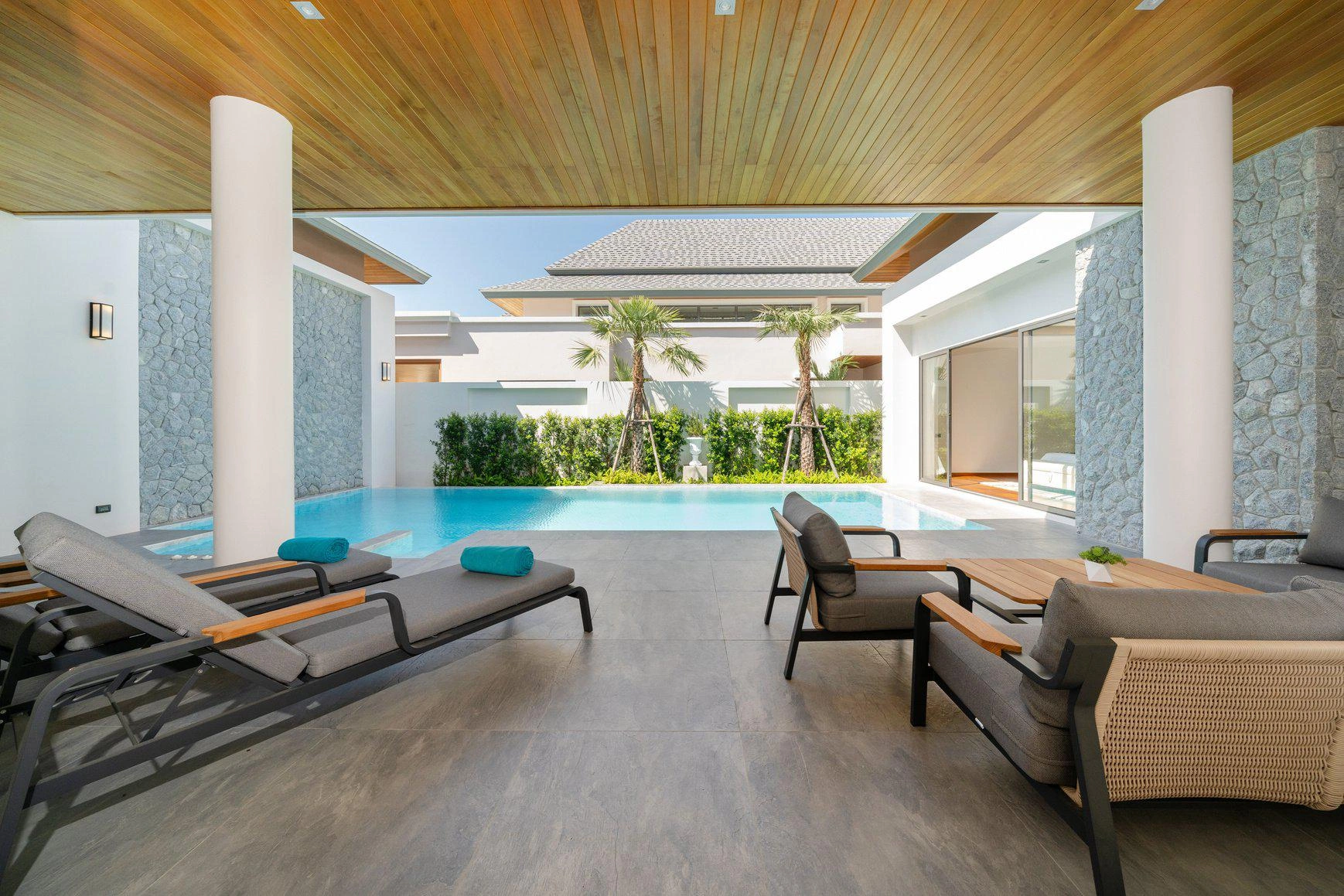 Виллы в жилом комплексе рядом с пляжем Банг-Тао на Пхукете, Таиланд