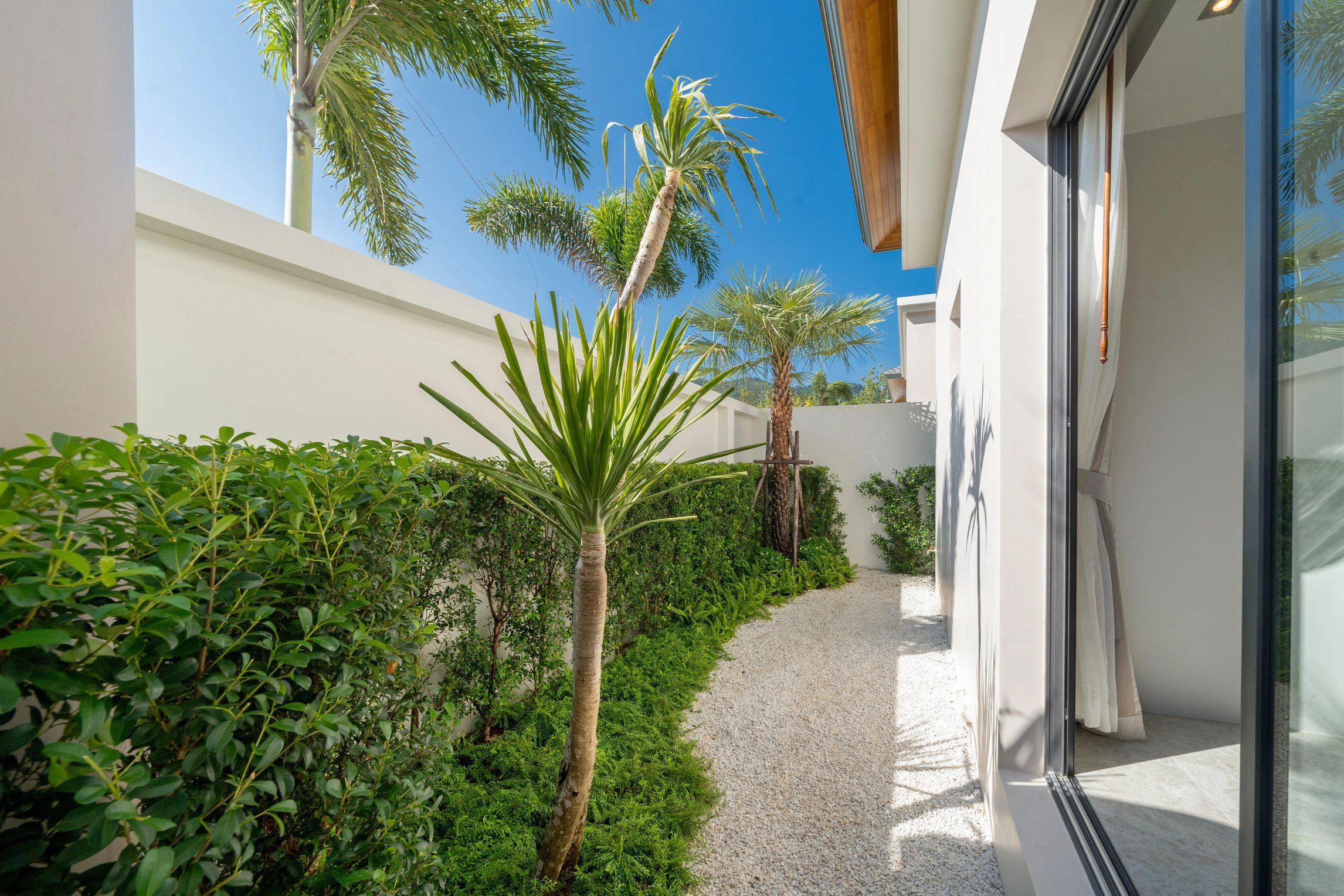 Виллы в жилом комплексе рядом с пляжем Банг-Тао на Пхукете, Таиланд