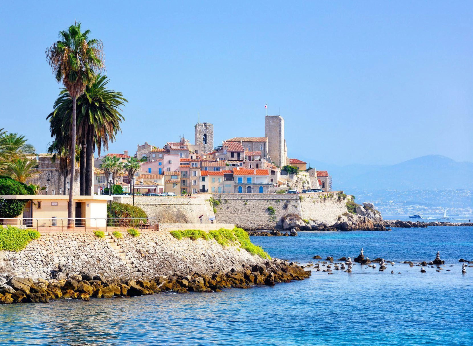 位于法国普罗旺斯-阿尔卑斯-蔚蓝海岸大区的现代住宅公寓