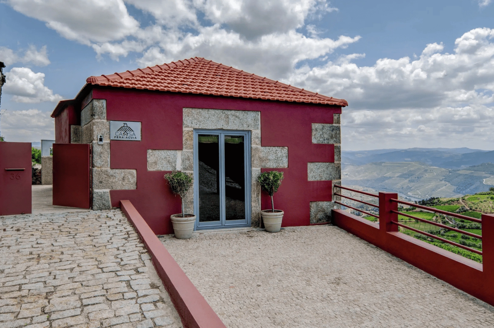 Farmhouse in the heart of the Alto Douro wine region