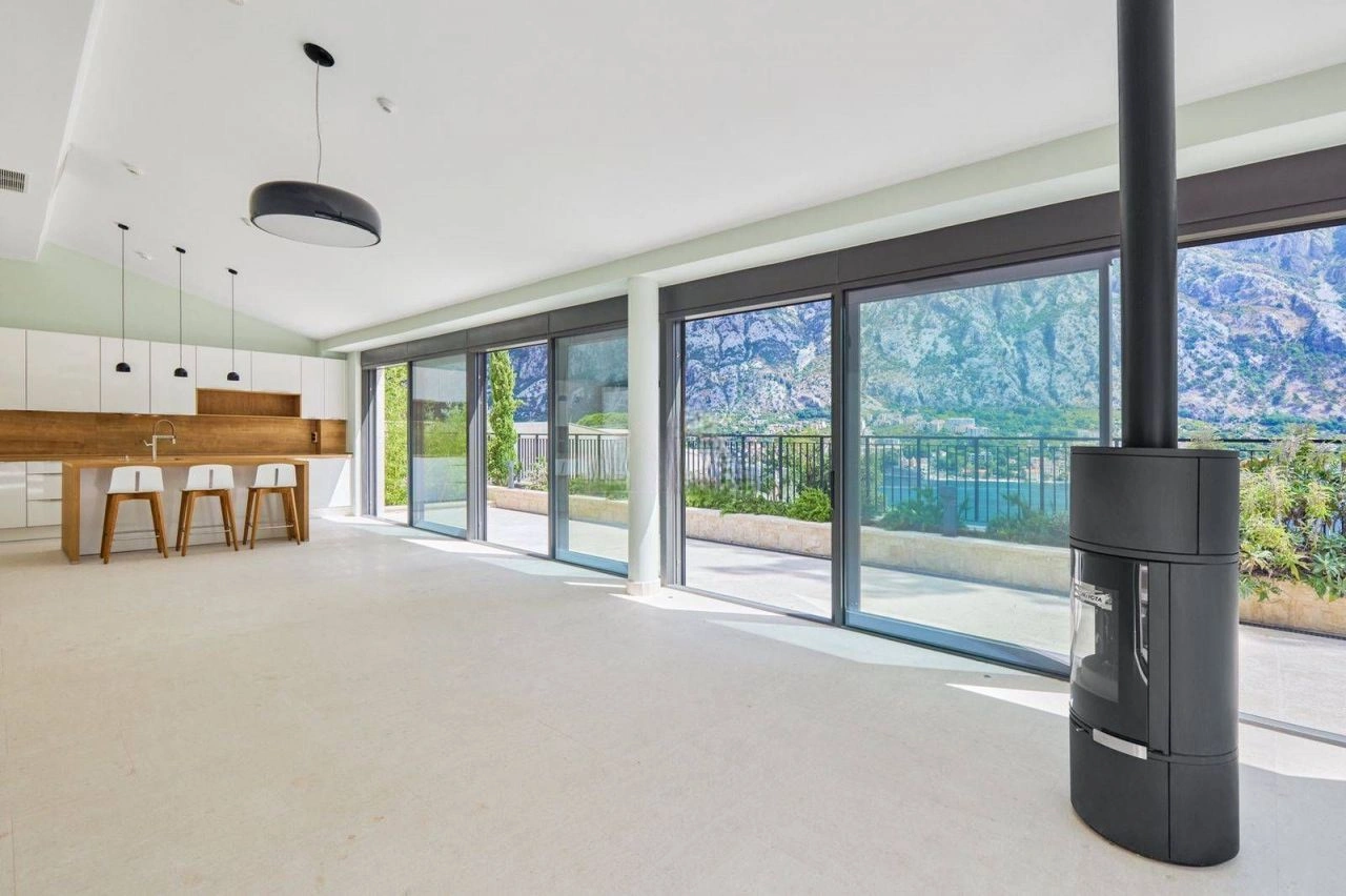 Luxury villa 479 m2 in Prcanj