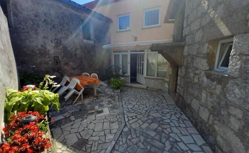 Gemütliches Doppelhaus in Brega, Matulli, mit herrlichem Meerblick.