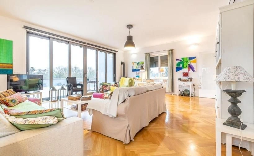 Family house of 400 m2 in the 1st row from Yarun Lake