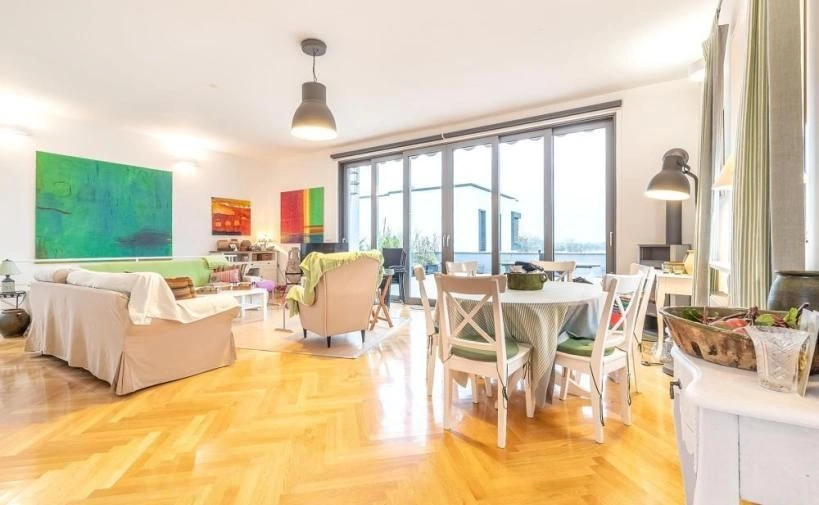 Family house of 400 m2 in the 1st row from Yarun Lake