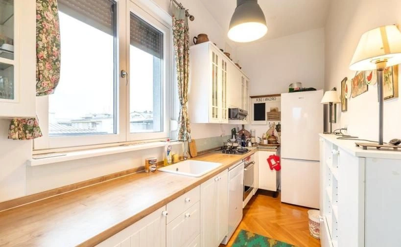 Family house of 400 m2 in the 1st row from Yarun Lake