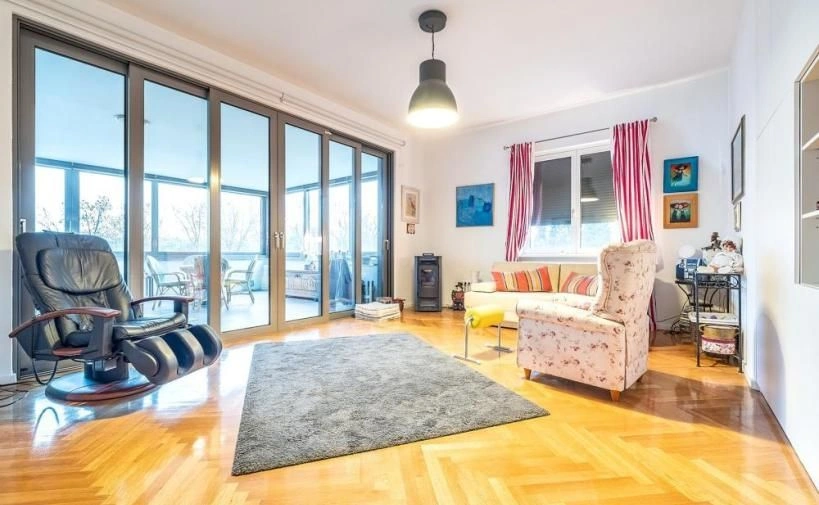 Family house of 400 m2 in the 1st row from Yarun Lake