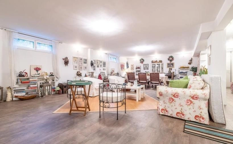 Family house of 400 m2 in the 1st row from Yarun Lake