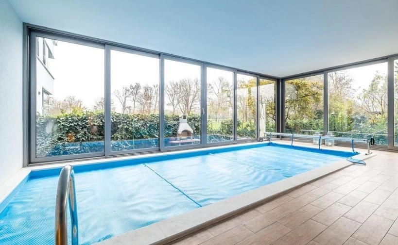 Family house of 400 m2 in the 1st row from Yarun Lake