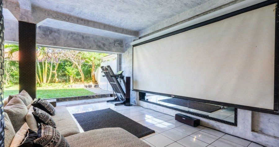 6 bedroom villa with garage in Nusa Dua