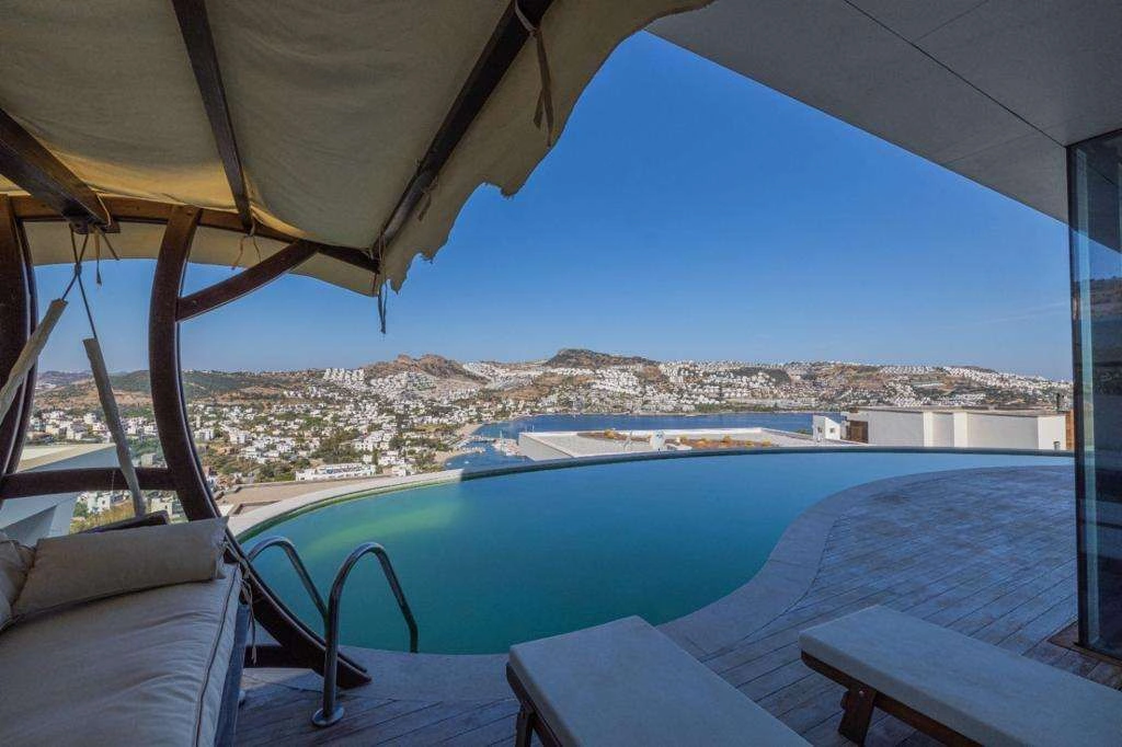 فيلا فاخرة بمساحة 230 م2 مع مسبح