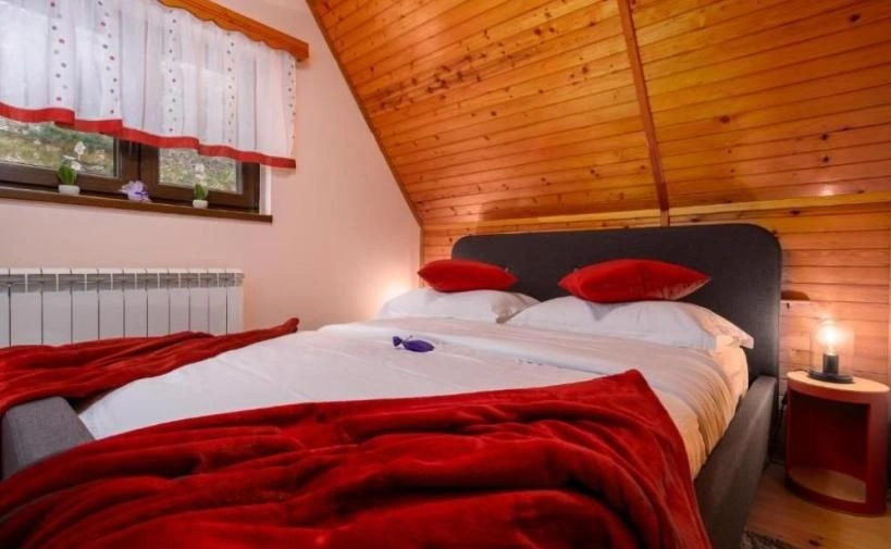 House in Gorsky Kotar in Fuzhin with a view of the valley