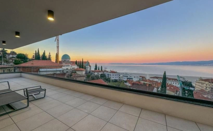 Spacious penthouse 200 meters from the sea in Opatija