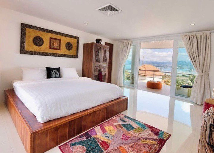 عمارت لوکس به سبک استعماری در کنار دریا