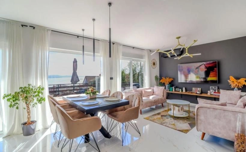 Zweigeschossiges Haus von 120 m2 mit Garten und Parkplätzen