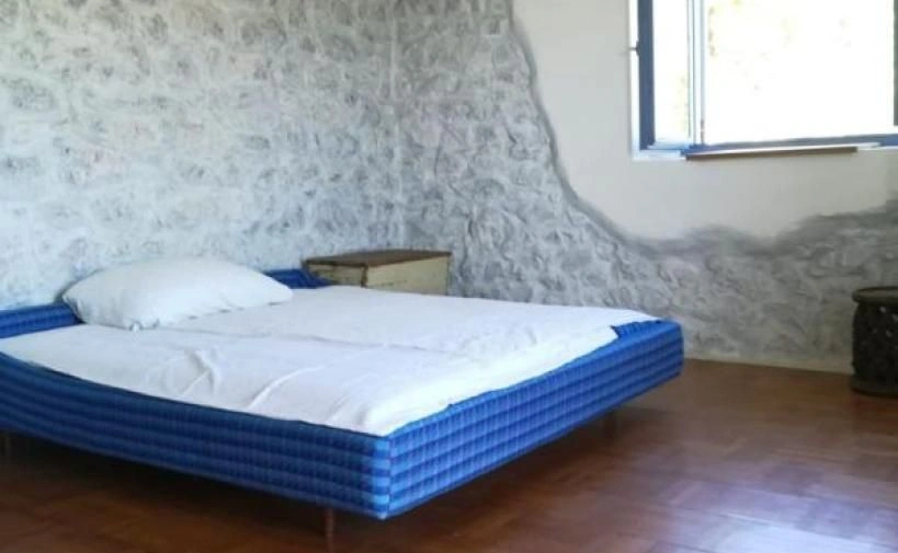 Casa de pedra à beira-mar com um terraço coberto