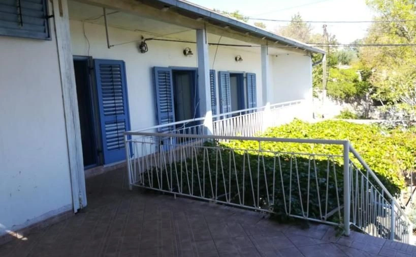 Casa de pedra à beira-mar com um terraço coberto