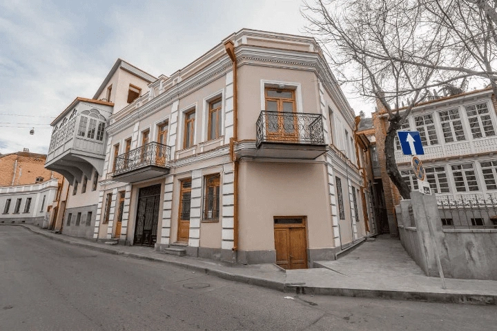 Здание в старом Тбилиси на Майдане