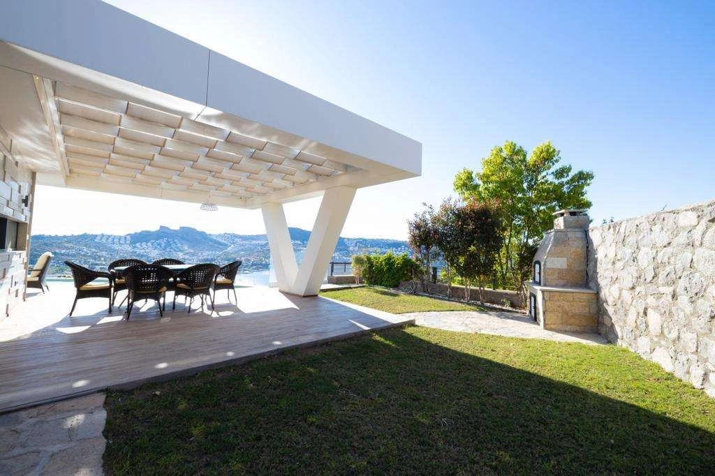 فيلا فاخرة بمساحة 230 م2 مع مسبح