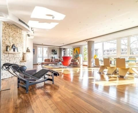 Bright apartment with panoramic windows and comfort, with an area of 211 m2, Zagreb