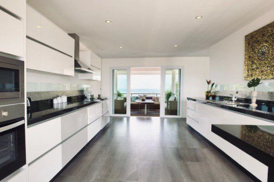 عمارت لوکس به سبک استعماری در کنار دریا