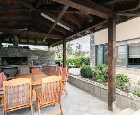 ブコヴァツ地区の大型ヴィラ、敷地面積3500m2