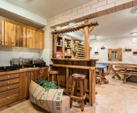 ブコヴァツ地区の大型ヴィラ、敷地面積3500m2