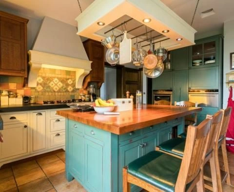 ブコヴァツ地区の大型ヴィラ、敷地面積3500m2