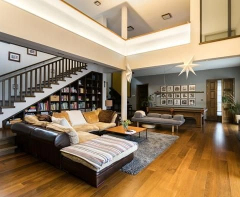 ブコヴァツ地区の大型ヴィラ、敷地面積3500m2