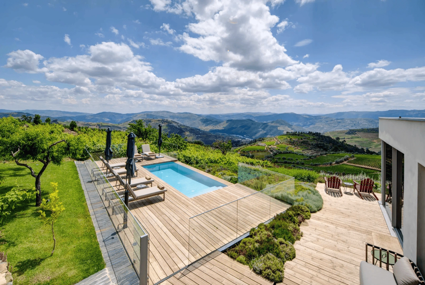 Farmhouse in the heart of the Alto Douro wine region