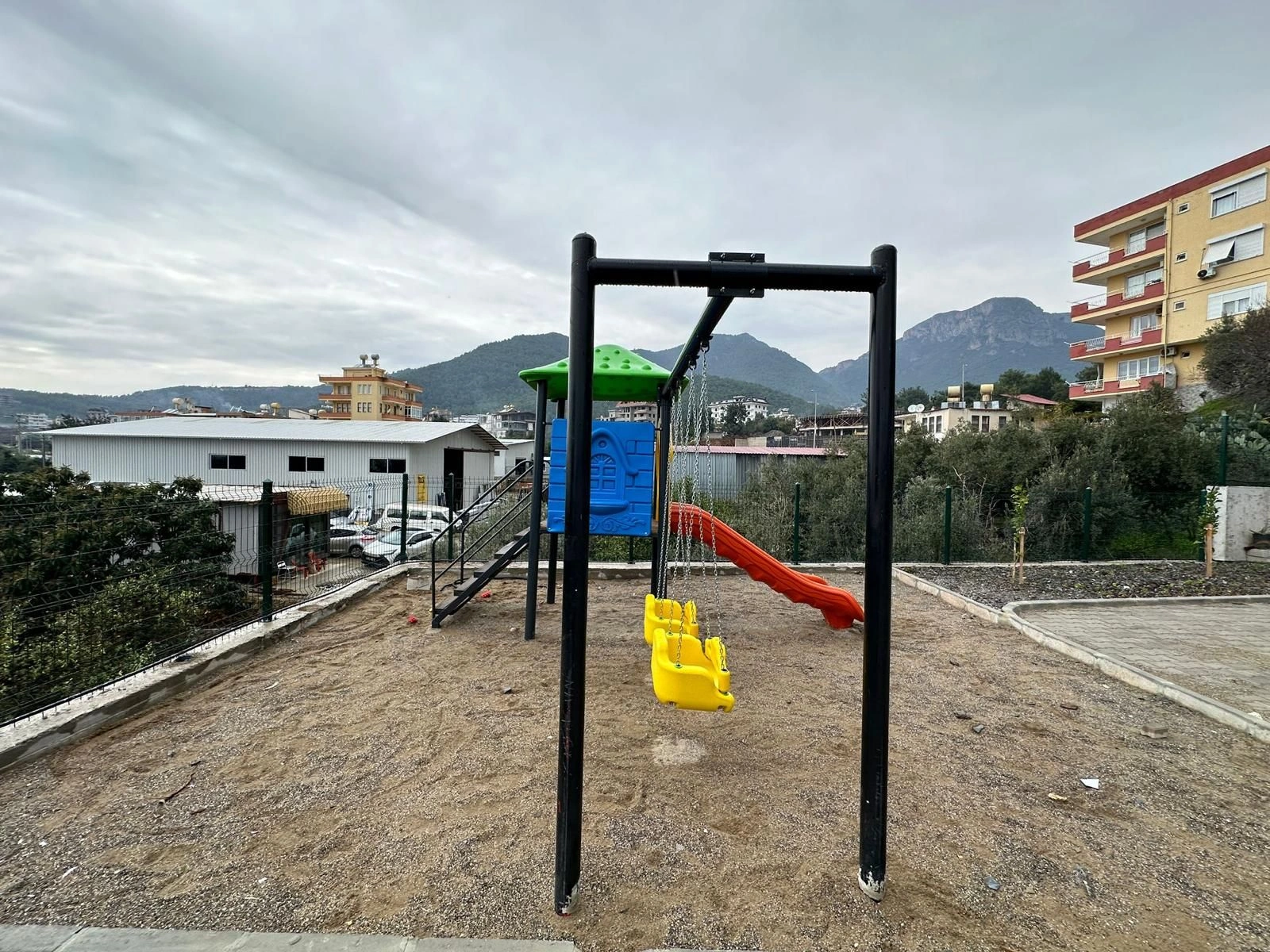 Appartement 2+1 avec vue sur la montagne dans le quartier d'Oba à Alanya