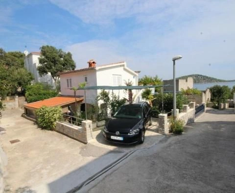 House of 200 m2 in Rajani, just 40 m from the sea