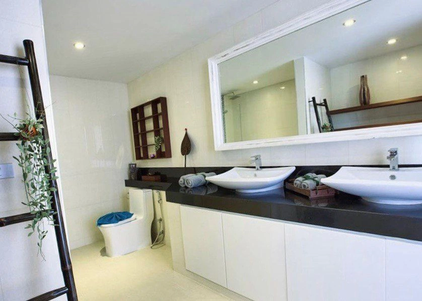 عمارت لوکس به سبک استعماری در کنار دریا