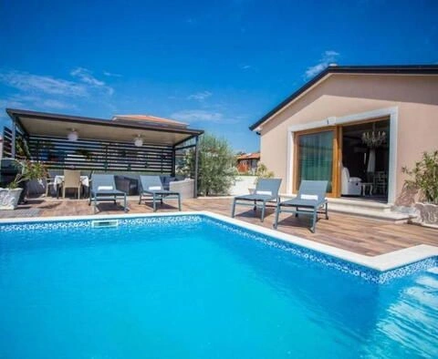 ویلای لوکس با استخر و Terrasse در پورچ