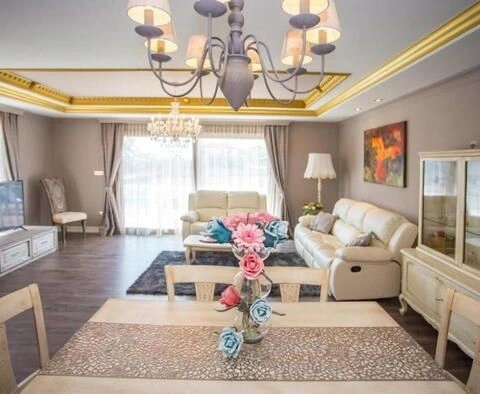 ویلای لوکس با استخر و Terrasse در پورچ