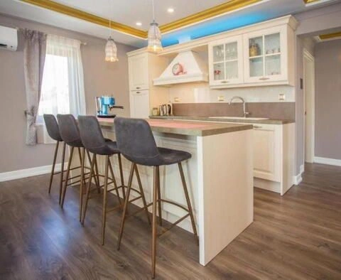 ویلای لوکس با استخر و Terrasse در پورچ