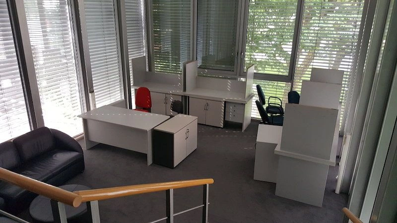 La villa dispose de 4 étages et est utilisée comme espace de bureau
