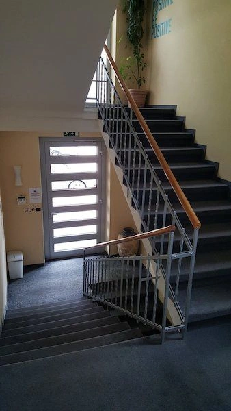 La villa dispose de 4 étages et est utilisée comme espace de bureau