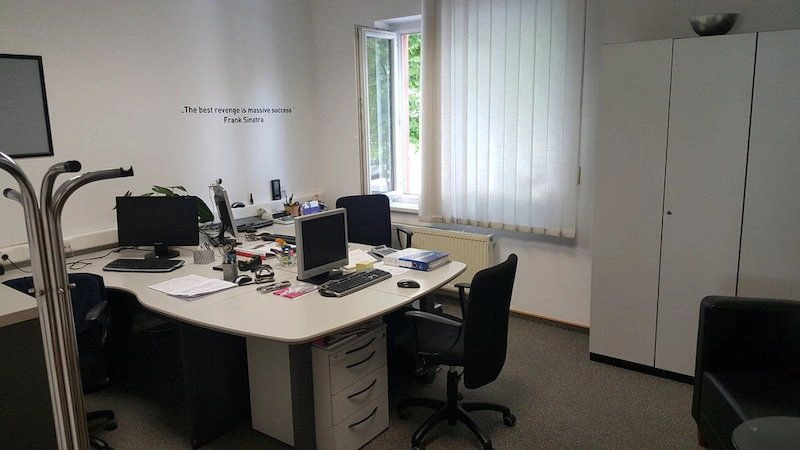 La villa dispose de 4 étages et est utilisée comme espace de bureau