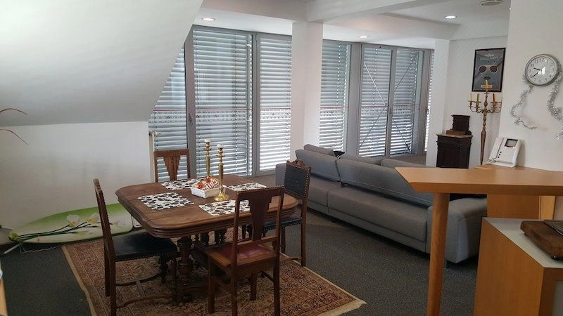 La villa dispose de 4 étages et est utilisée comme espace de bureau