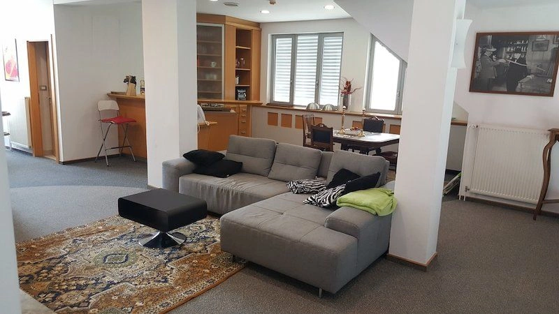 La villa dispose de 4 étages et est utilisée comme espace de bureau