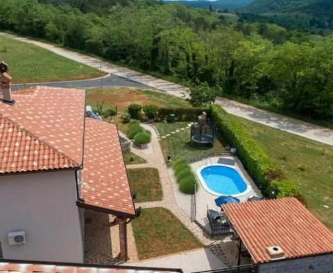 Zweistöckige Luxusvilla, umgeben von der schön gestalteten Landschaft der Toskana